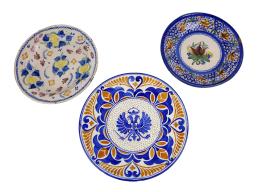 TRES PLATOS DE PORCELANA DE MANISES PRIMER TERCIO DEL S.XX