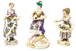 TRES FIGURAS DE PORCELANA CENTROEUROPEA