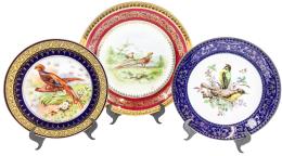 TRES PLATOS EN PORCELANA DEL ÚLTIMO CUARTO DEL S.XX