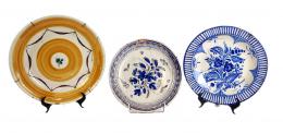 TRES PLATOS DE CERÁMICA VALENCIANA DE MANISES