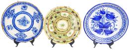 TRES PLATOS DE CERÁMICA VALENCIANA DE MANISES