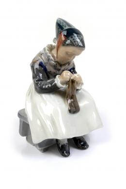 "CAMPESINA" FIGURA EN PORCELNA "ROYAL COPENHAGUEN"