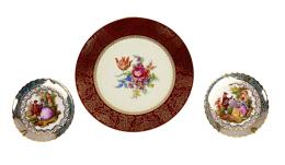 TRES PLATOS DECORATIVOS EN PORCELANA