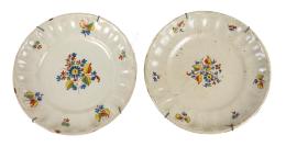PAREJA DE PLATOS EN CERÁMICA DE ALCORA