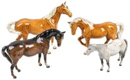 CUATRO CABALLOS EN PORCELANA "BESWICK" ÚLTIMO TERCIO S.XX