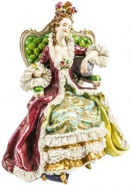 FIGURA EN PORCELANA MEDIADOS S.XX
