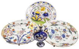 TRES PLATOS Y JARRÓN FLORERO DE CERÁMICA DE DELFT