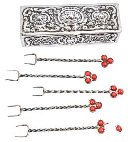 CAJITA PASTILLERO Y CINCO PINCHOS EN PLATA