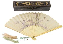 ABANICO ORIENTAL CON CAJA LACADA DEL PRIMER TERCIO S.XX