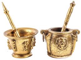 DOS MORTEROS DE BRONCE CON SU MANO