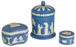 TARRO Y DOS CAJITAS EN PORCELANA DE WEGDWOOD