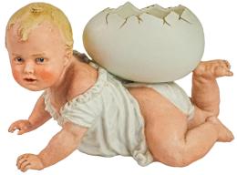 FIGURA DE BISCUIT POLICROMADO "NIÑO CON HUEVO"