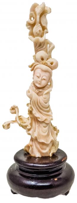 PEQUEÑA FIGURA ORIENTAL EN CORAL BLANCO