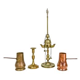 LÁMPARA DE ACEITE, CANDELERO Y DOS PEQUEÑAS CHOCOLATERAS