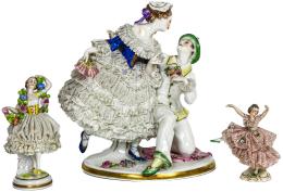 TRES FIGURAS DE PORCELANA CENTROEUROPEA.