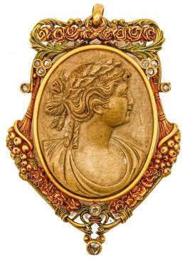 BROCHE COLGANTE CON CAMAFEO ITALIANO, DE 1920