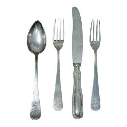 CONJUNTO DE CUBIERTOS EN PLATA DE FINALES DEL S.XIX