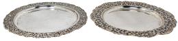 DOS PLATOS DECORATIVOS EN METAL PLATEADO DE MEDIADOS S. XX