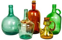 CUATRO BOTELLAS Y ACEITERA EN CRISTAL PRIMERA MITAD S.XX
