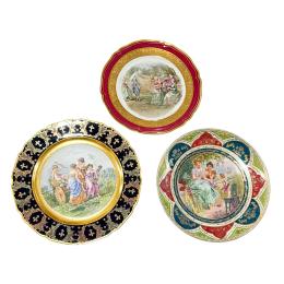 TRES PLATOS DE PORCELANA DE MEDIADOS DEL SIGLO XX