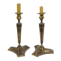PAREJA DE CANDELEROS DE METAL DEL PRIMER CUARTO DE SIGLO XX