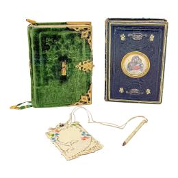 DOS MISALES TAPA CUERO Y TERCIOPELO