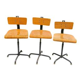 TRES SILLAS DE DESPACHO DE MEDIADOS DEL S.XX
