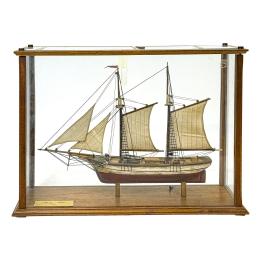 MAQUETA BARCO CON URNA DE MEDIADOS DEL S.XX