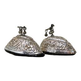 PAREJA DE RASPADORES DE PIEDRAS VOLCÁNICAS Y METAL PLATEADO