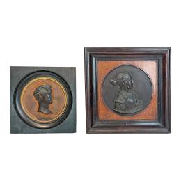 DOS PLACAS FRANCESAS CON RETRATOS EN RELIEVE DEL SIGLO XIX