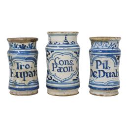 TRES PEQUEÑOS TARROS DE FARMACIA SIGLO XVIII