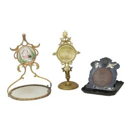 TRES ANTIGUOS PORTARELOJES
