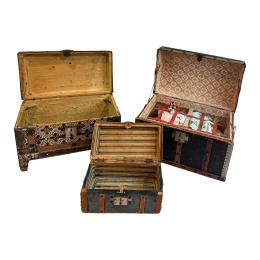 TRES BAÚLES DE JUGUETE CON ROPA DE MUÑECAS DE PPS. DEL S.XX