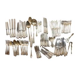 CONJUNTO DE PIEZAS DE CUBERTERÍA EN METAL PLATEADO