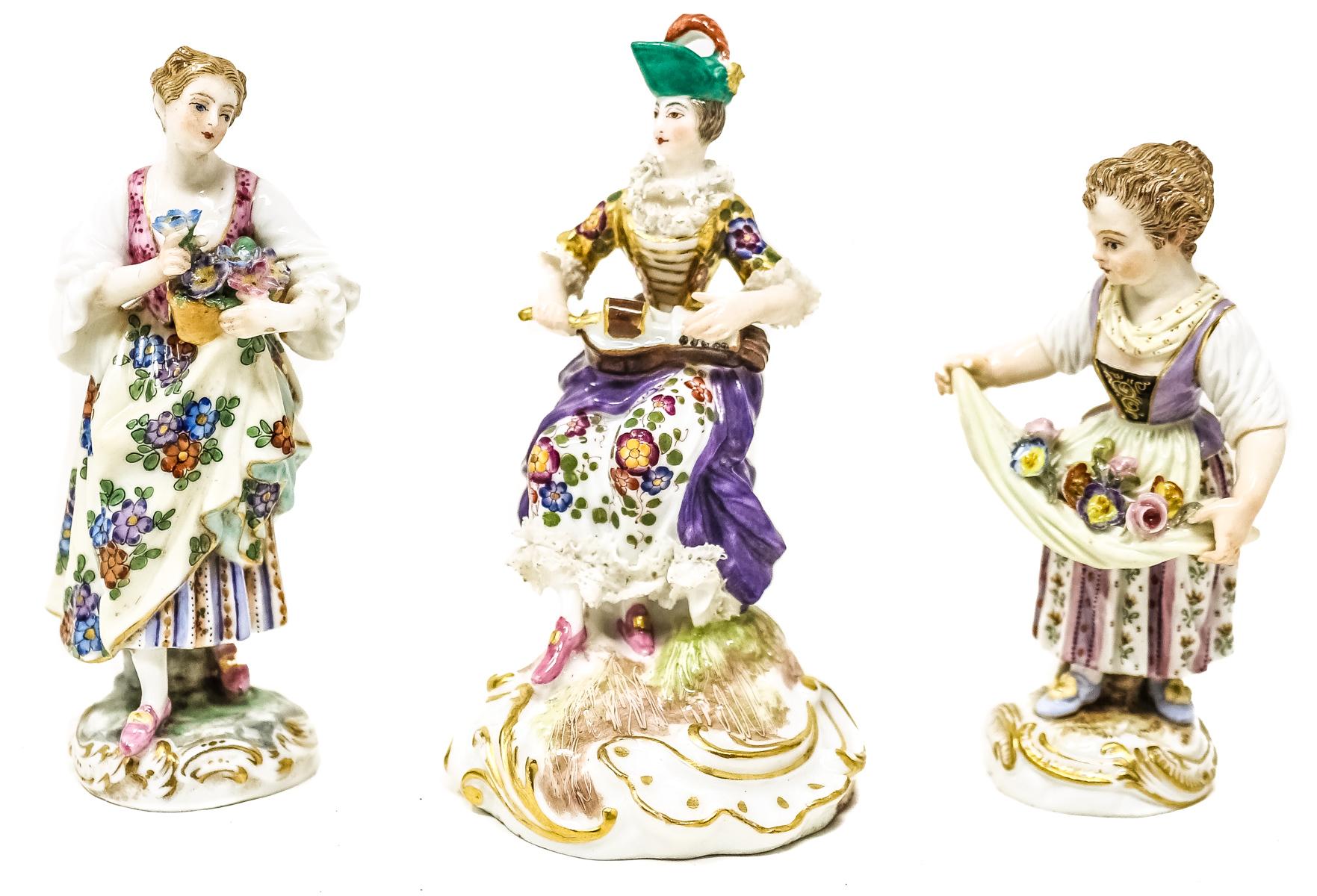 TRES FIGURAS DE PORCELANA CENTROEUROPEA