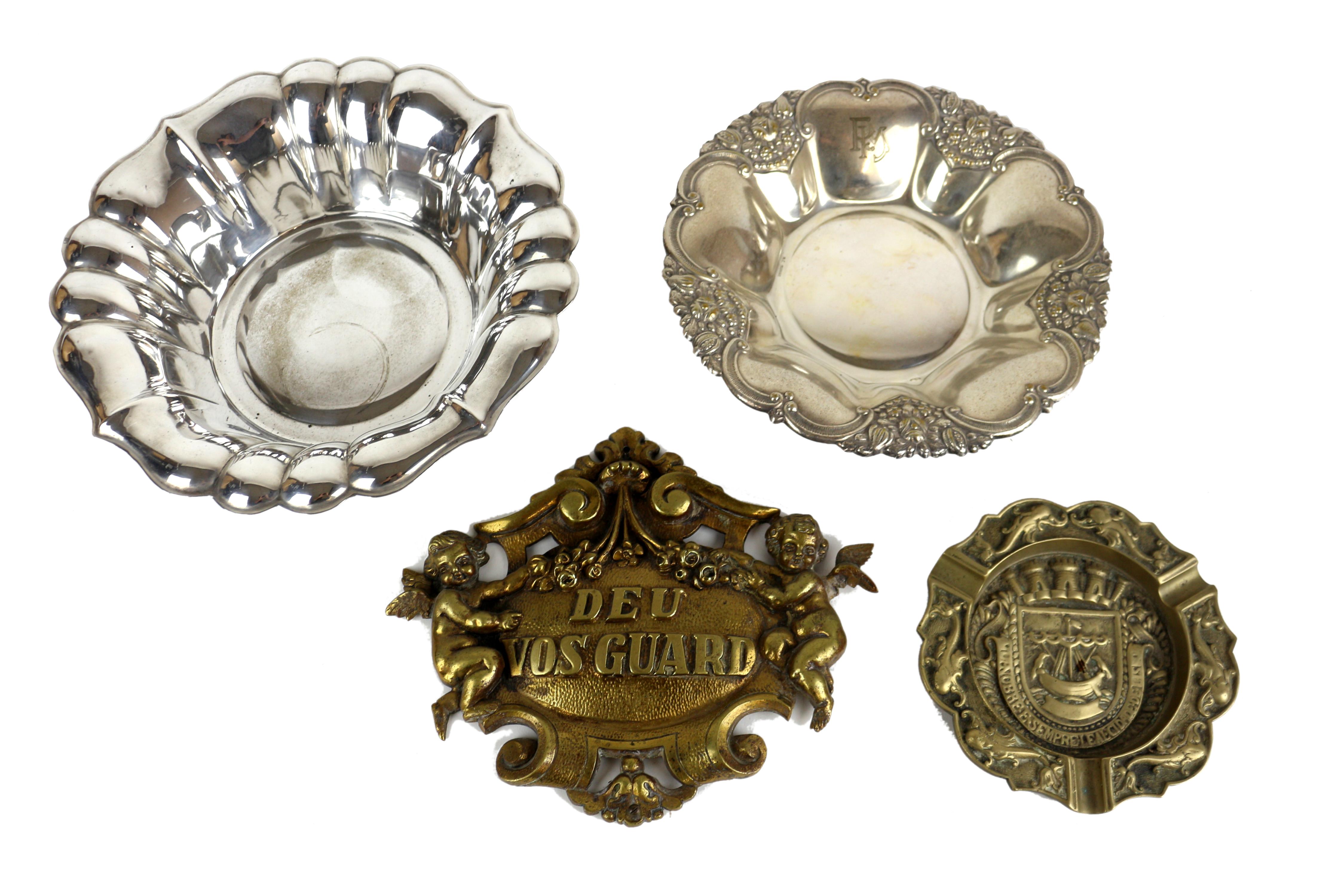 LOTE DE CUATRO PIEZAS DE BRONCE Y METAL PLATEADO