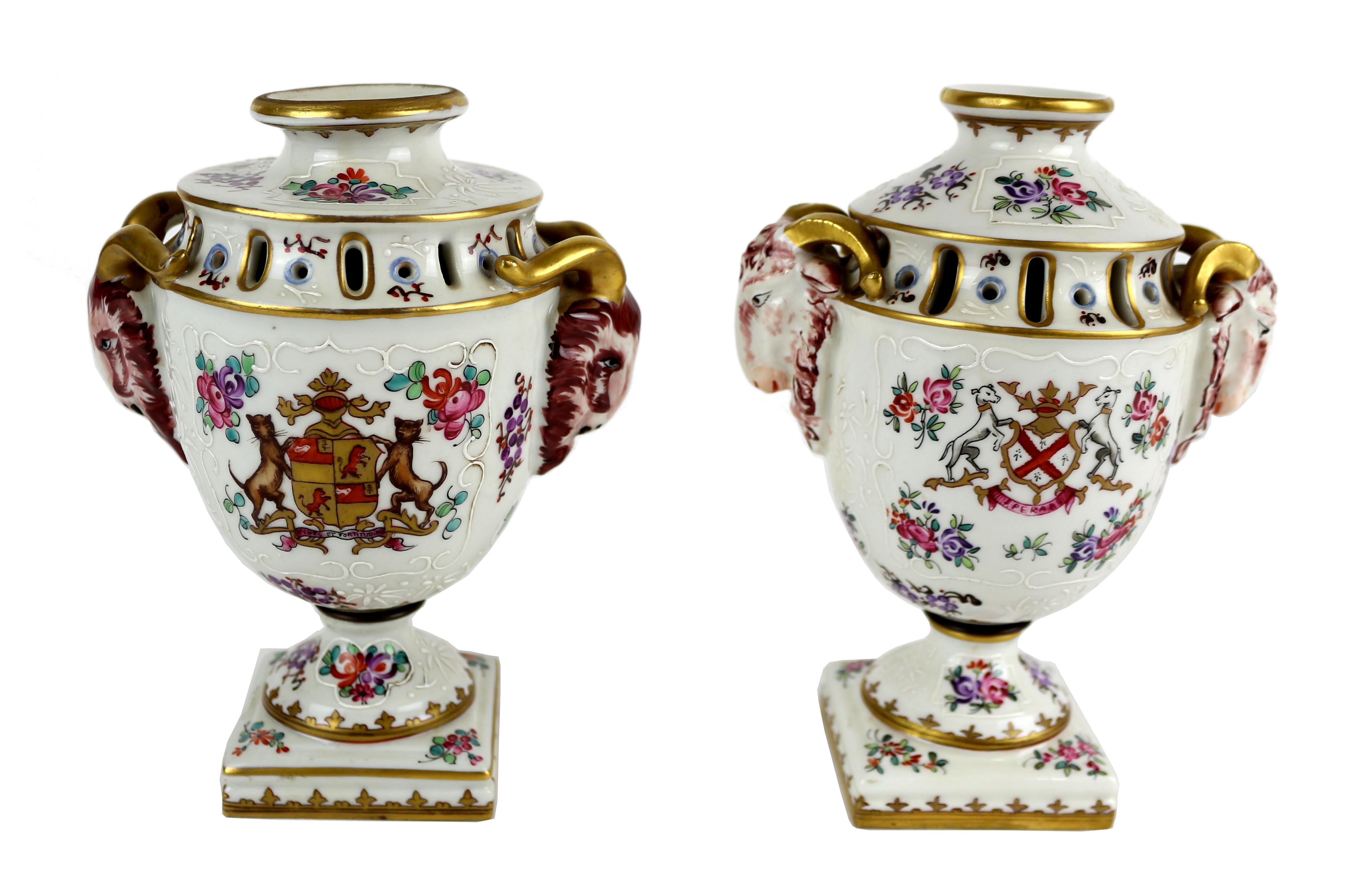 PAREJA DE JARRONES EN PORCELANA