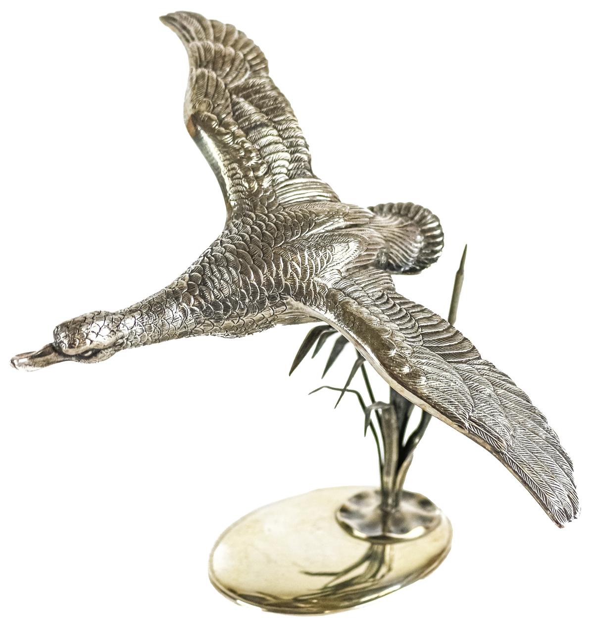 FIGURA DE AVE VOLANDO SOBRE HOJAS