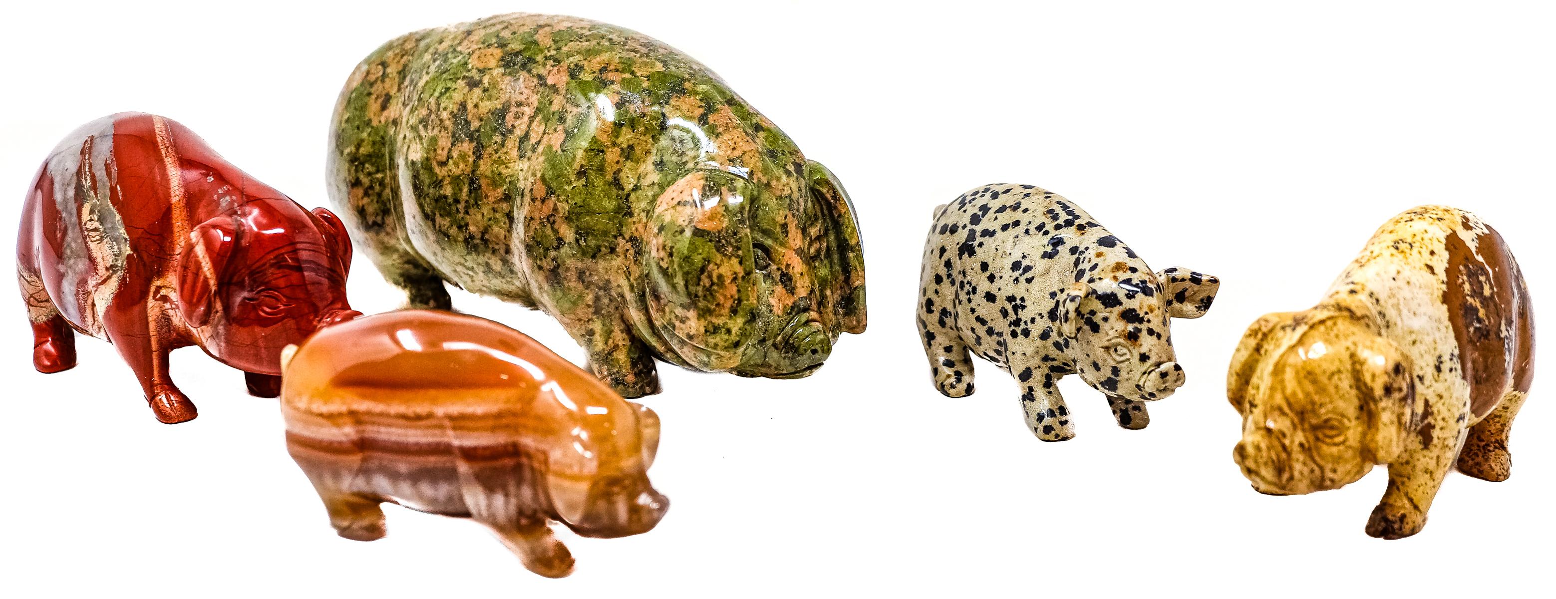 COLECCIÓN DE CINCO CERDITOS EN PIEDRAS SEMIPRECIOSAS