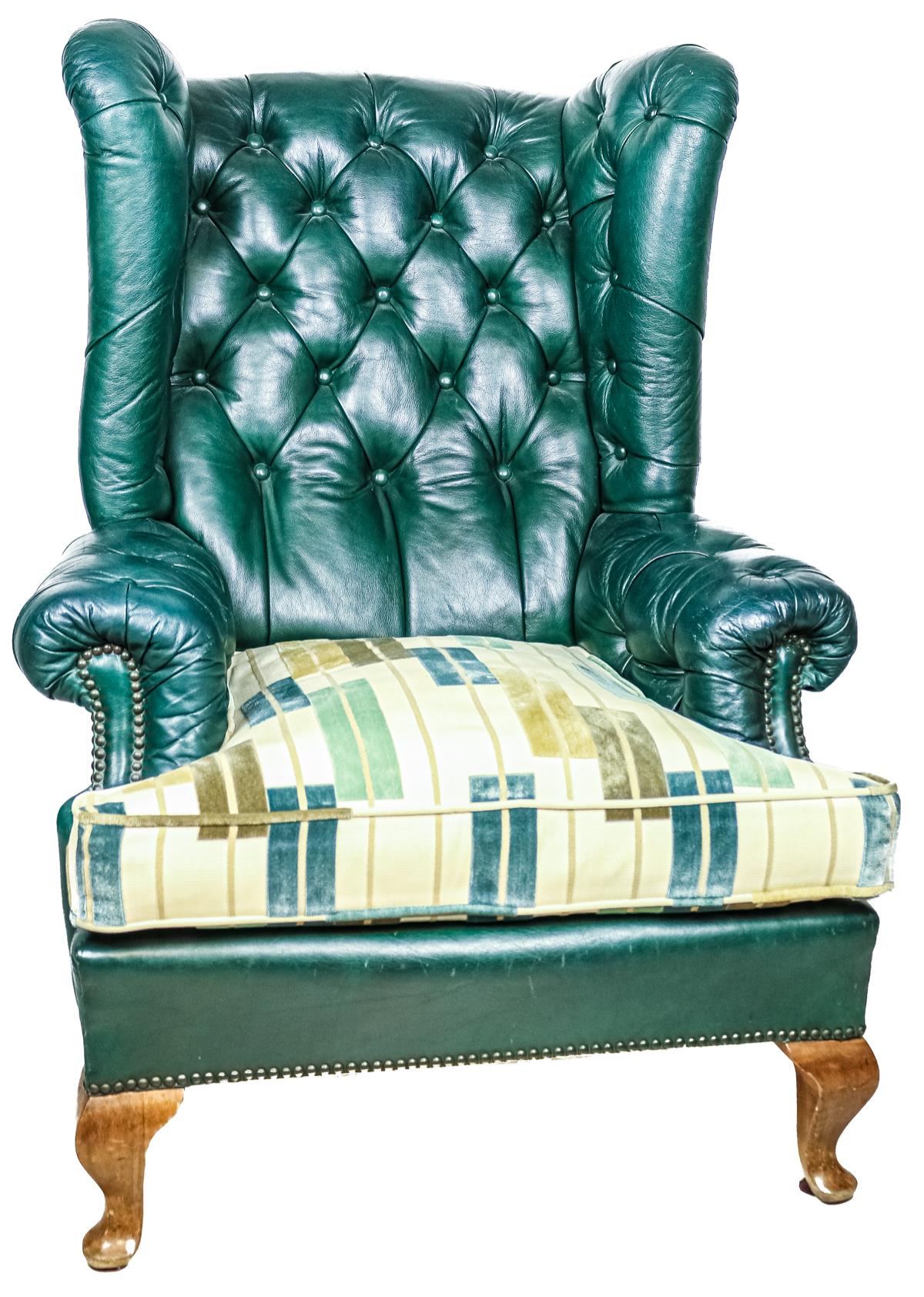 SILLÓN OREJERO CON TAPIZADO CAPITONÉ