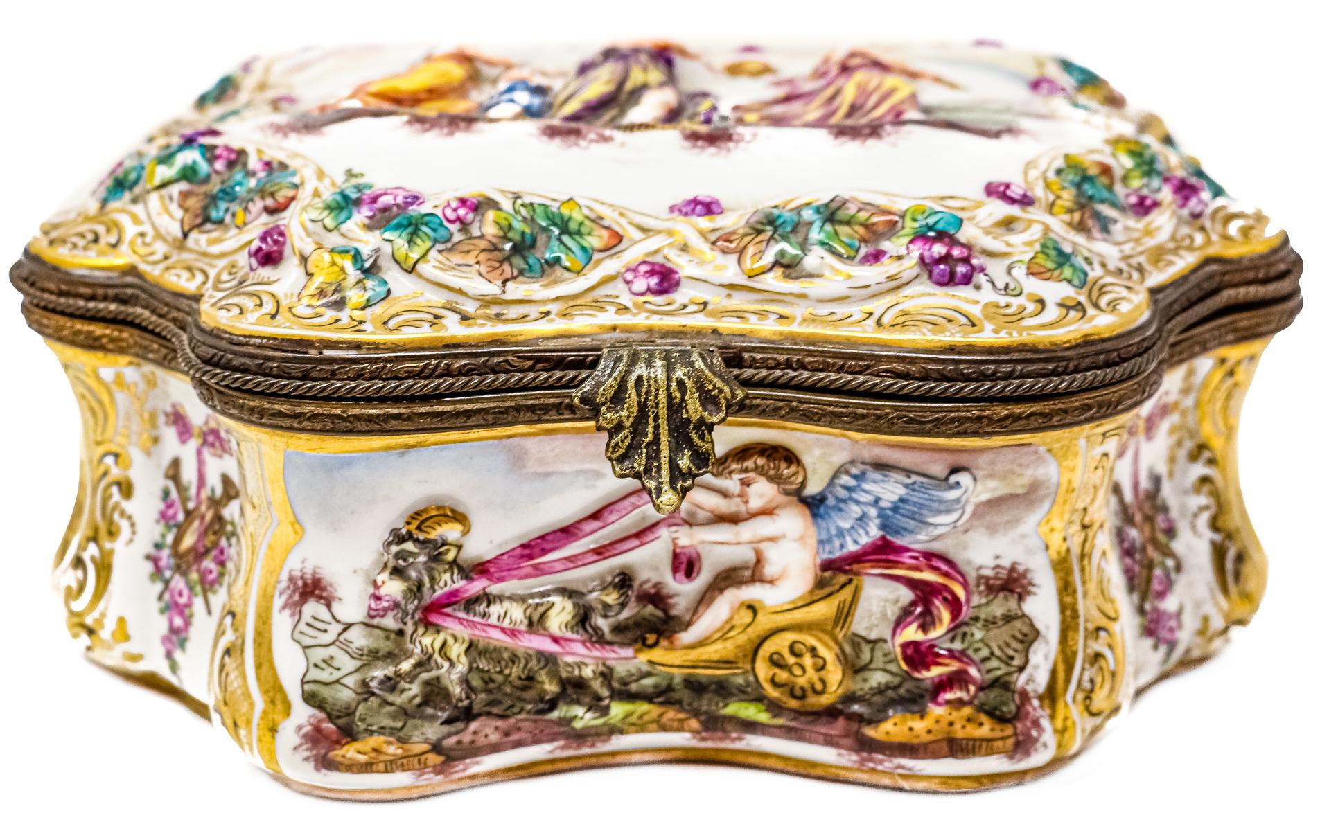 CAJA DE PORCELANA CAPODIMONTE DEL PRIMER CUARTO DE SIGLO XX
