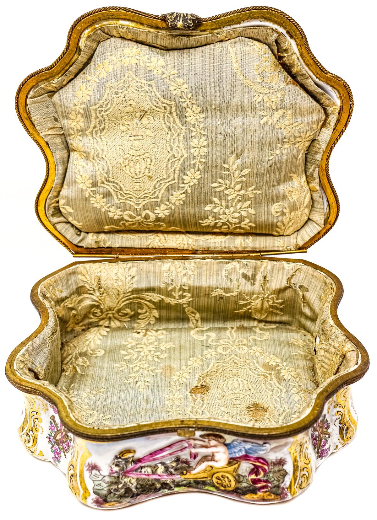 CAJA DE PORCELANA CAPODIMONTE DEL PRIMER CUARTO DE SIGLO XX