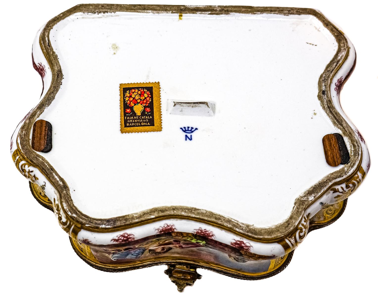 CAJA DE PORCELANA CAPODIMONTE DEL PRIMER CUARTO DE SIGLO XX