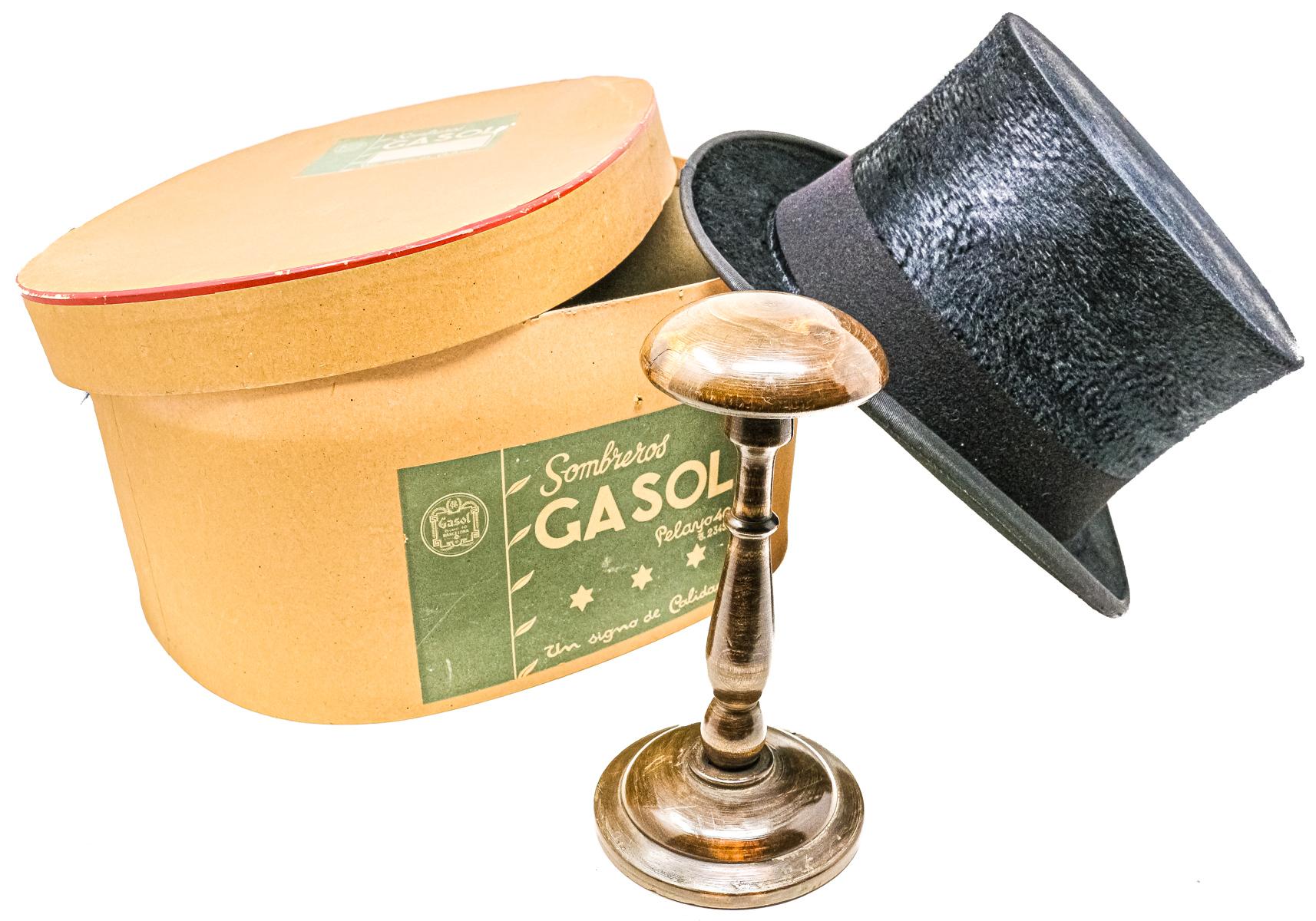 SOMBRERO DE COPA Y SOPORTE PARA PELUCAS