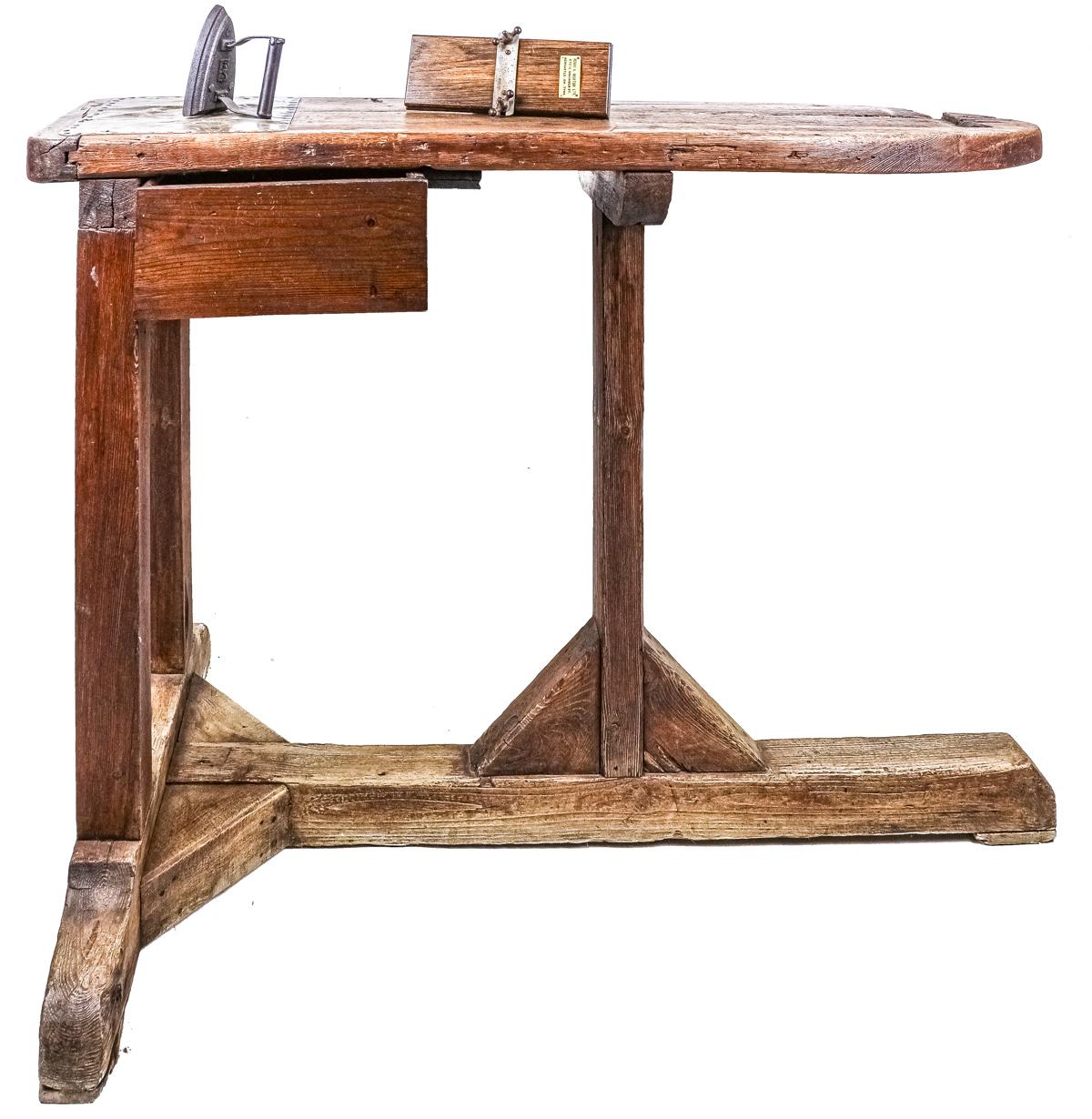 TABLA DE PLANCHAR Y ACCESORIOS DE PRINCIPIOS DEL S.XX