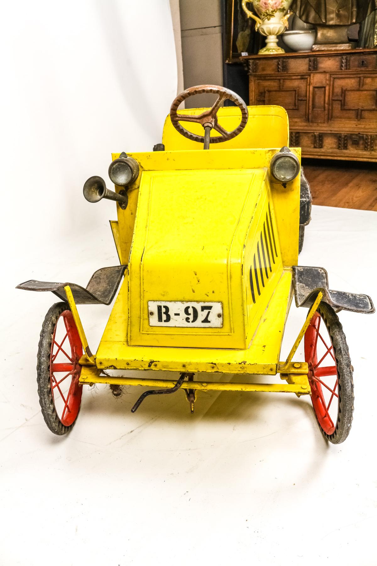 COCHE DE JUGUETE A PEDALES DE LOS AÑOS 50