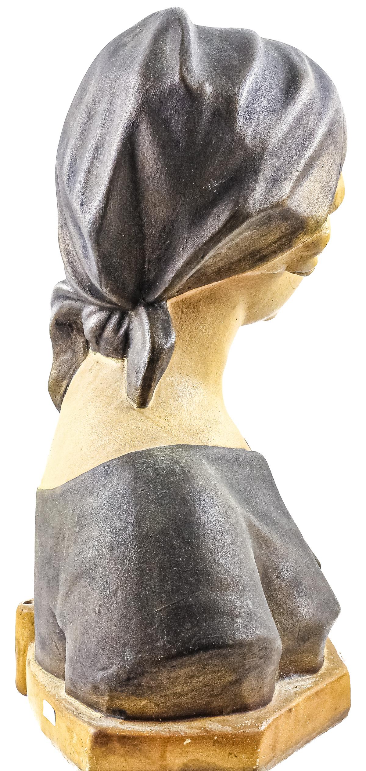 BUSTO DE JOVEN EN ESTUCO POLICROMADO