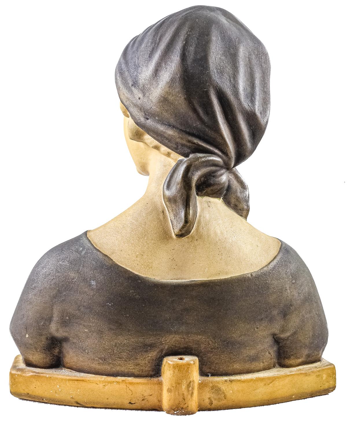 BUSTO DE JOVEN EN ESTUCO POLICROMADO