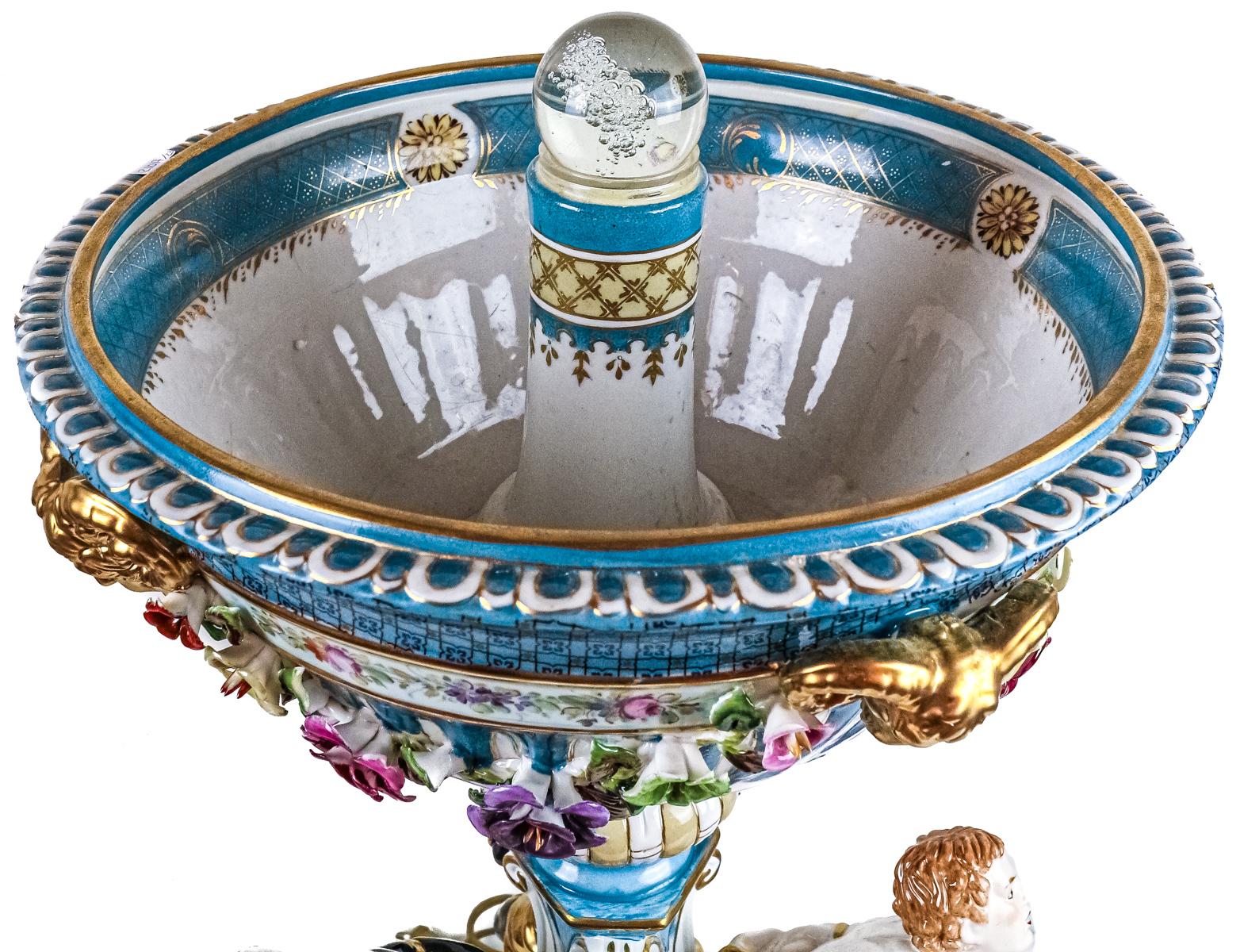 GRAN FUENTE DE SOBREMESA EN PORCELANA CENTROEUROPEA