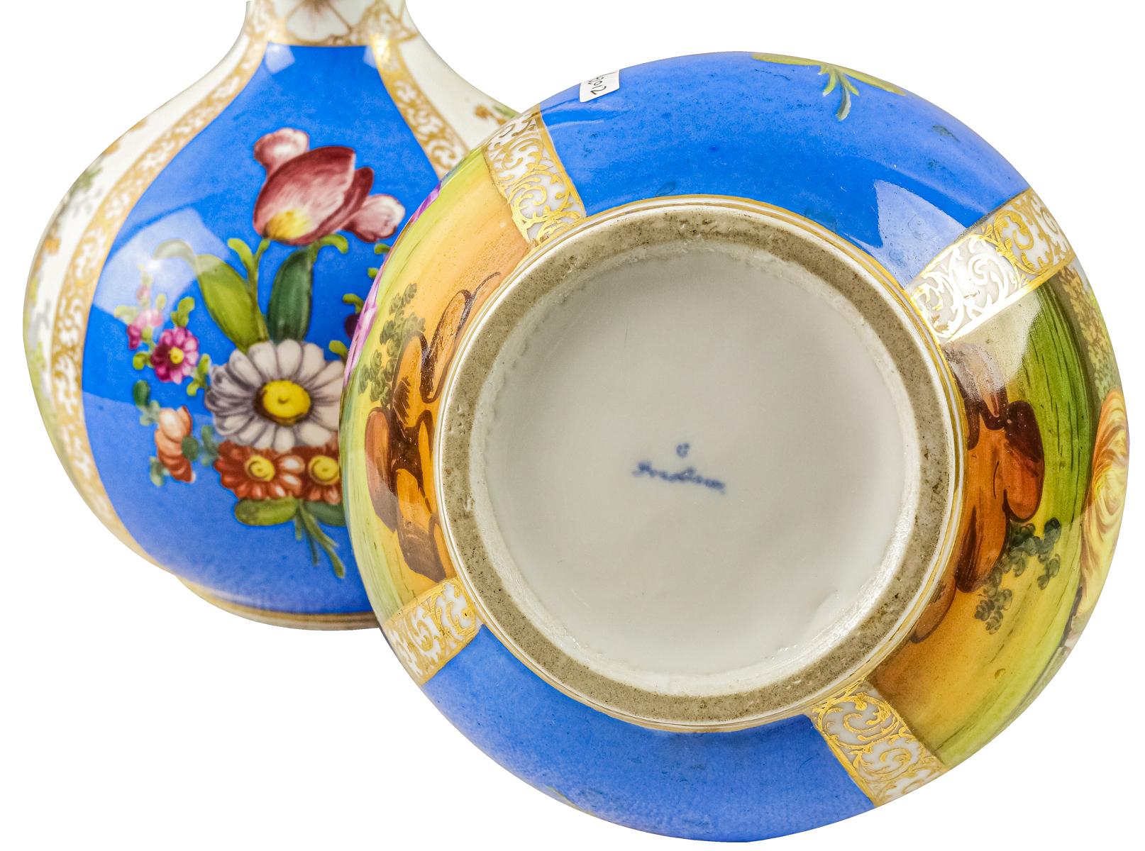 PAREJA DE JARRONES EN PORCELANA DE FINALES DEL S.XIX